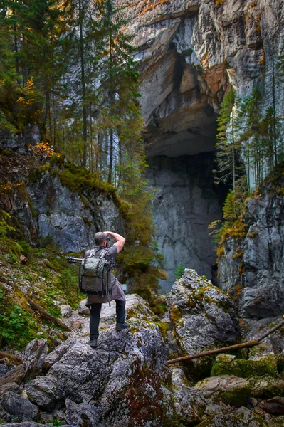 Profesionální Příroda Fotograf Natáčení Vchodu Jeskyně Shora — Stock fotografie