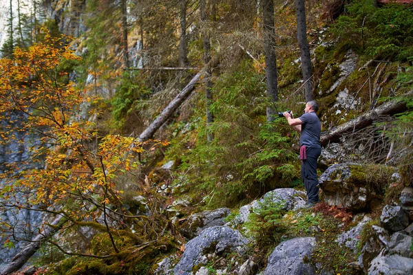 Fotógrafo Profissional Natureza Ambiente Pitoresco Com Montanhas Florestas Cavernas — Fotografia de Stock