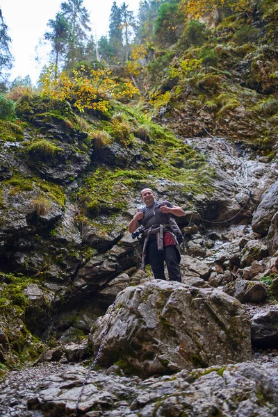 Dağları Ormanı Mağaraları Olan Pitoresk Bir Çevrede Profesyonel Doğa Fotoğrafçısı — Stok fotoğraf