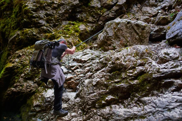 Profesionální Fotograf Přírody Malebném Prostředí Horami Lesy Jeskyněmi — Stock fotografie