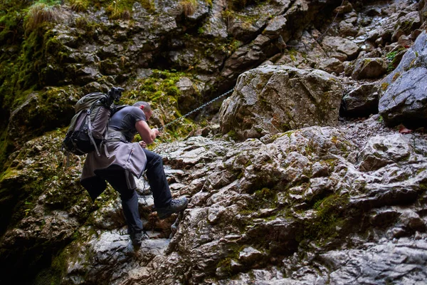 Fotógrafo Profissional Natureza Ambiente Pitoresco Com Montanhas Florestas Cavernas — Fotografia de Stock