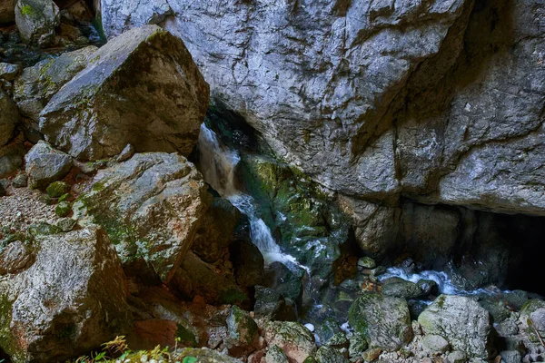 Υπόγειος Ποταμός Και Καταρράκτης Βράχους Βρύα Σπηλιά — Φωτογραφία Αρχείου