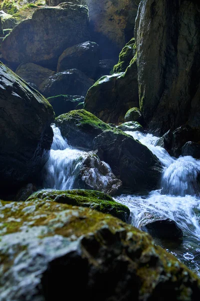 Podzemní Řeka Vodopád Mechových Balvanech Jeskyni — Stock fotografie