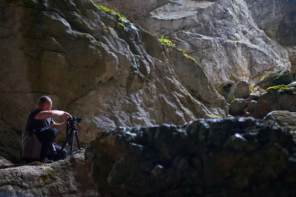 Fotógrafo Profissional Com Mochila Grande Tripé Câmera Uma Caverna — Fotografia de Stock