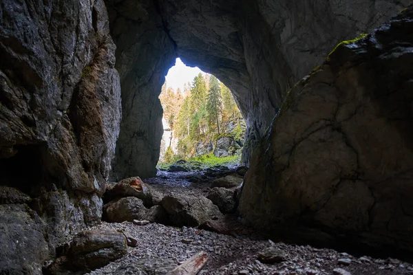 Kireçtaşı Dağlarında Büyük Bir Mağaranın Girişi — Stok fotoğraf