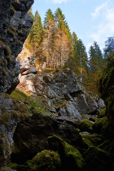 Huge Boulders Moss Them Bottom Mountain — Stock Photo, Image