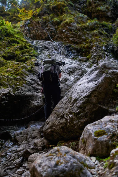 洞窟と絵のような環境でのプロの自然写真家 — ストック写真
