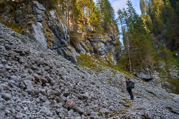 Professionell Naturfotograf Pittoresk Miljö Med Berg Skog Och Grottor — Stockfoto
