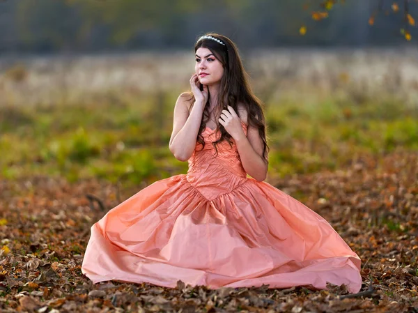 Herbstliches Schönheitsporträt Einer Jungen Frau Einem Eichenwald — Stockfoto