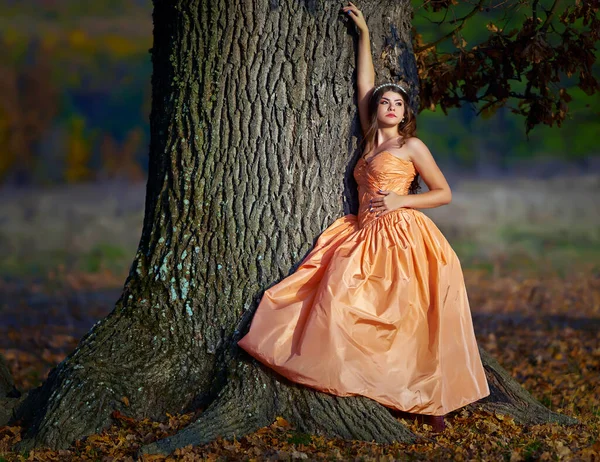橡木林中一位年轻女子的自拍美的肖像 — 图库照片