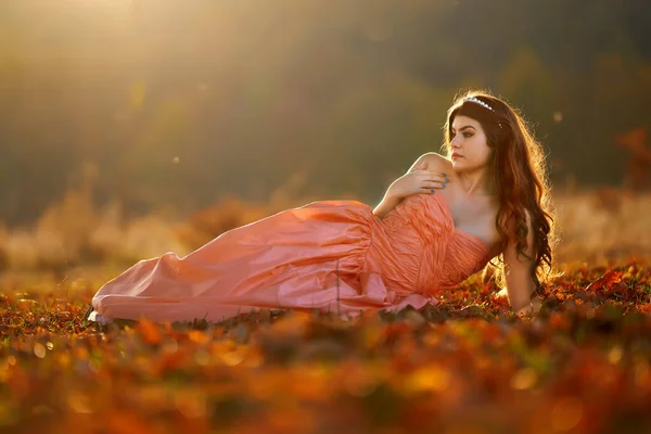 Herbstliches Schönheitsporträt Einer Jungen Frau Einem Eichenwald — Stockfoto