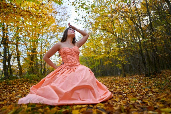 Podzimní Krása Portrét Mladé Ženy Dubovém Lese — Stock fotografie