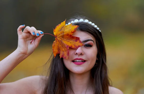 Meşe Ormanındaki Genç Bir Kadının Sonbahar Portresi — Stok fotoğraf