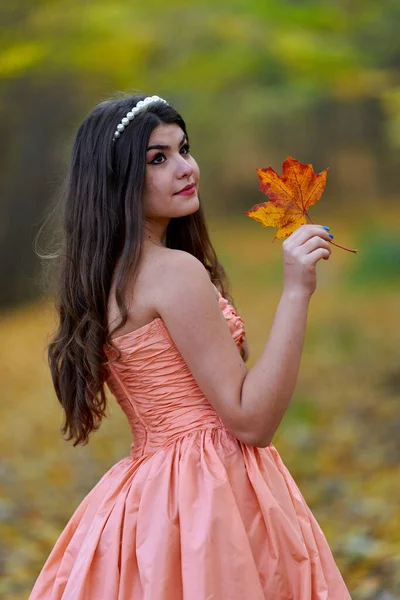 Herfst Schoonheid Portret Van Een Jonge Vrouw Een Eikenbos — Stockfoto