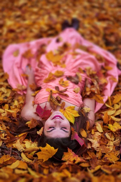 Осенний Портрет Молодой Женщины Дубовом Лесу — стоковое фото