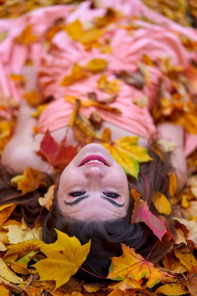 Portrait Beauté Automnal Une Jeune Femme Dans Une Forêt Chênes — Photo