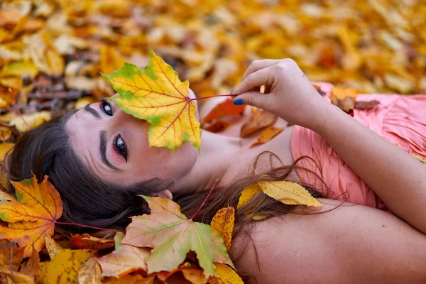 Portrait Beauté Automnal Une Jeune Femme Dans Une Forêt Chênes — Photo