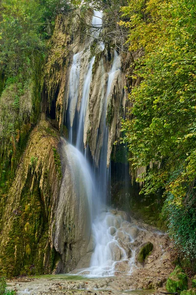 Longue Exposition Une Cascade Avec Des Blocs Mousseux — Photo