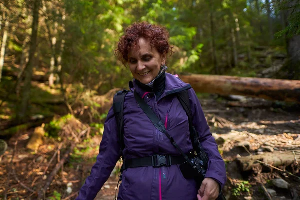 Mujer Turista Con Cámara Senderismo Sendero Bosque Montaña — Foto de Stock