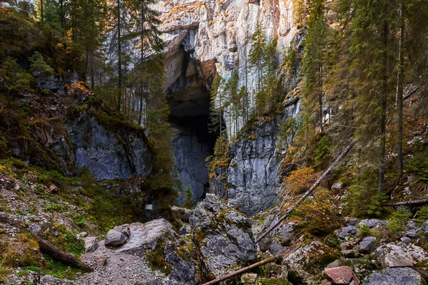 石灰岩の山の大きな洞窟の入り口 — ストック写真