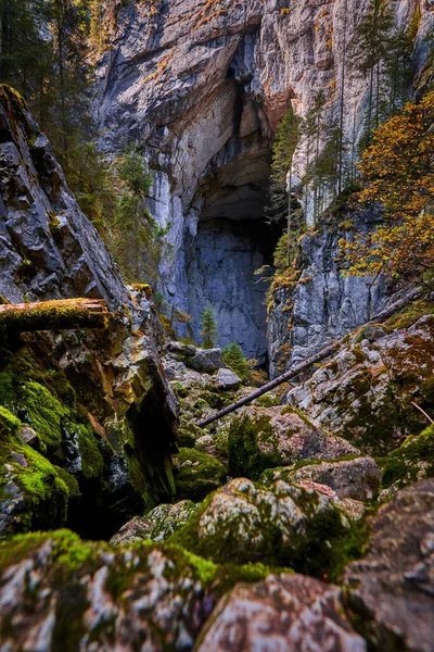 Entrée Une Grande Grotte Dans Les Montagnes Calcaires — Photo