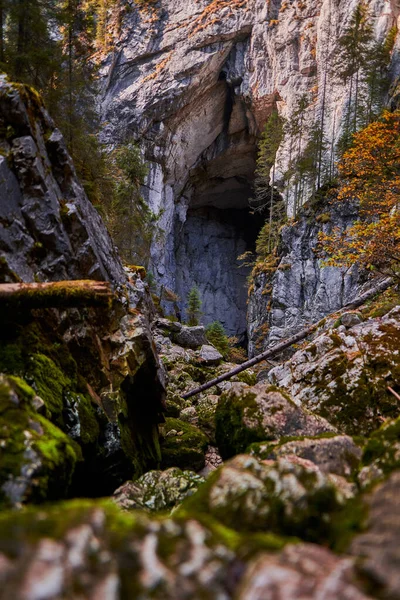 Entrada Uma Grande Caverna Nas Montanhas Calcário — Fotografia de Stock