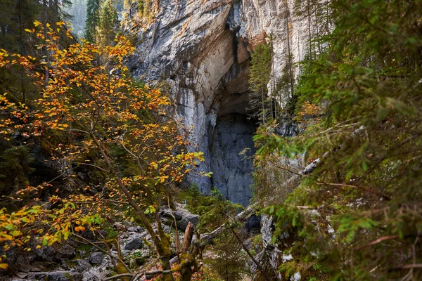 Eingang Einer Großen Höhle Den Kalksteinbergen — Stockfoto