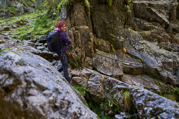 Turystka Kamerą Wędrująca Górach Wapiennych — Zdjęcie stockowe