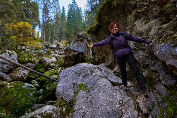 Dame Touristique Avec Caméra Randonnée Dans Les Montagnes Calcaires — Photo