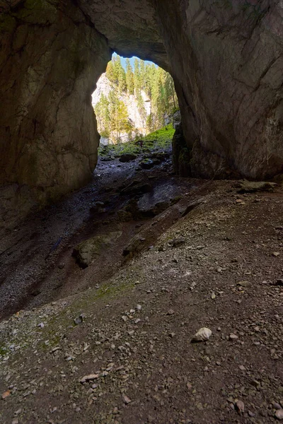 동굴로 들어가는 — 스톡 사진