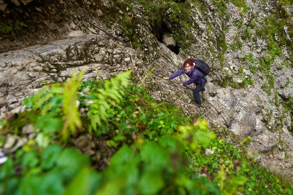 Tourist Lady Camera Hiking Limestone Mountains — Stock Photo, Image