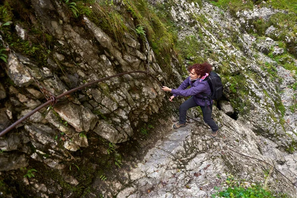 石灰岩の山々でのカメラハイキングを持つ観光客の女性 — ストック写真