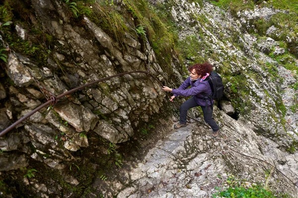 Turista Hölgy Fényképezőgéppel Túrázás Mészkő Hegyek — Stock Fotó