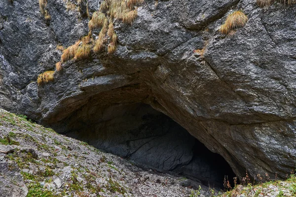 Eingang Einer Großen Höhle Den Kalksteinbergen — Stockfoto