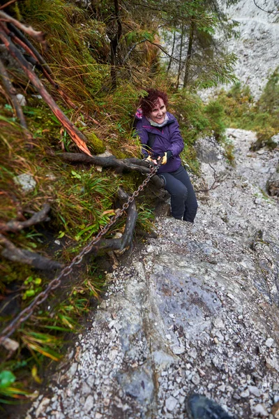 石灰岩の山々でのカメラハイキングを持つ観光客の女性 — ストック写真