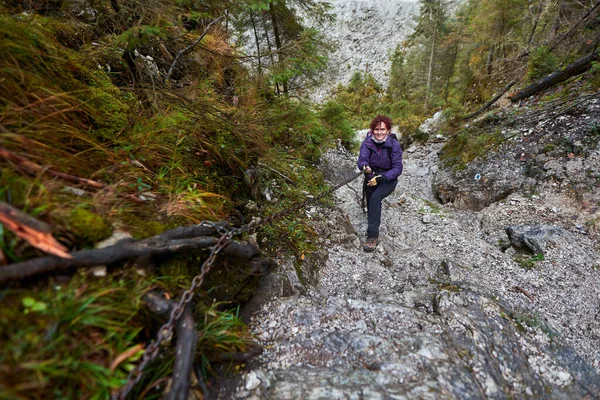 石灰岩の山々でのカメラハイキングを持つ観光客の女性 — ストック写真