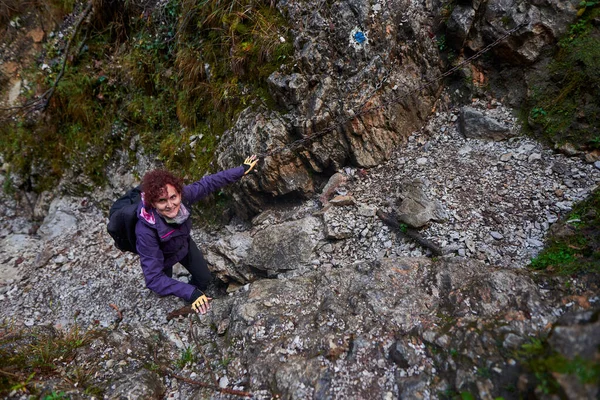 石灰岩の山々でのカメラハイキングを持つ観光客の女性 — ストック写真