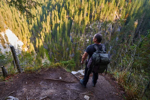 Fotógrafo Profesional Naturaleza Entorno Pintoresco Con Montañas Bosques Cuevas —  Fotos de Stock