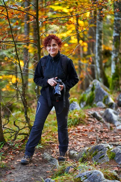 Aktiv Kvinna Med Ryggsäck Vandring Stig Genom Skogen — Stockfoto