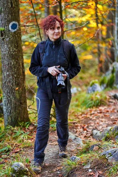 Mujer Activa Con Mochila Senderismo Sendero Través Del Bosque —  Fotos de Stock