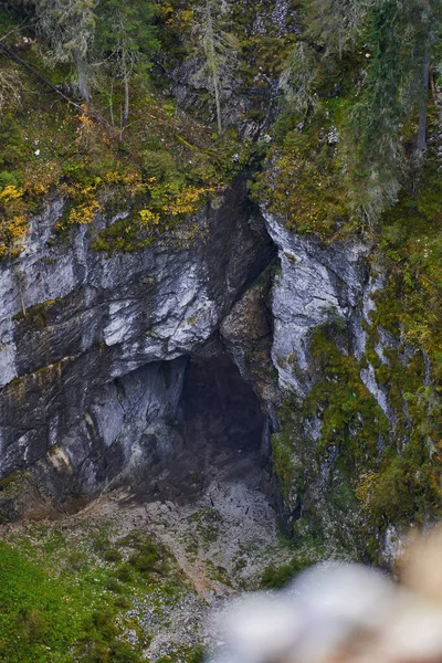 Είσοδος Μεγάλης Σπηλιάς Στα Ασβεστολιθικά Βουνά — Φωτογραφία Αρχείου