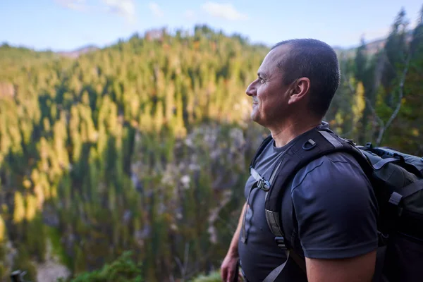 Hombre Activo Senderismo Con Mochila Las Montañas — Foto de Stock