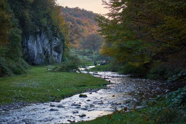 Levendig Landschap Van Een Rivier Langzaam Stromend Door Een Kleurrijk — Stockfoto