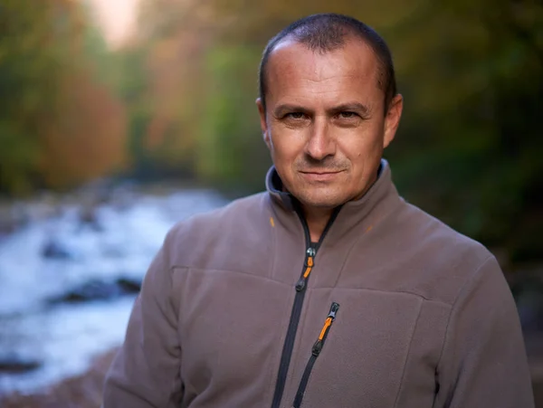 Primo Piano Ritratto Uomo Mezza Età Con Sguardo Intenso All — Foto Stock