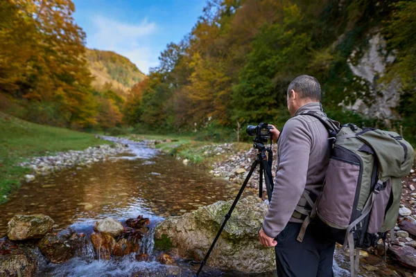 Profesyonel Doğa Fotoğrafı Büyük Sırt Çantası Kamera Tripodlu — Stok fotoğraf