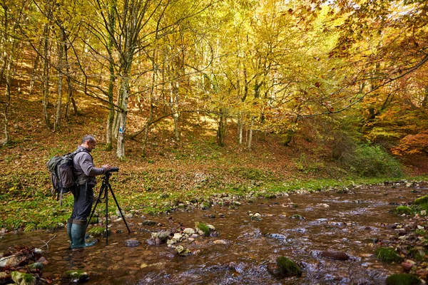Professionelle Naturfotografie Mit Großem Rucksack Kamera Und Stativ — Stockfoto
