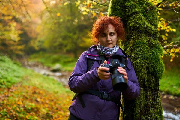 Mujer Fotógrafa Naturaleza Con Cámara Profesional Senderismo Junto Río —  Fotos de Stock