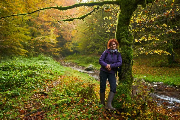 Femme Photographe Nature Avec Caméra Professionnelle Randonnée Bord Rivière — Photo