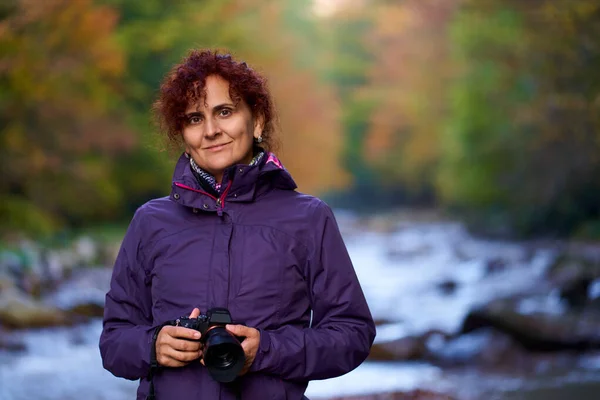 Nehir Kenarında Kamerası Olan Kadın Doğa Fotoğrafçısı — Stok fotoğraf