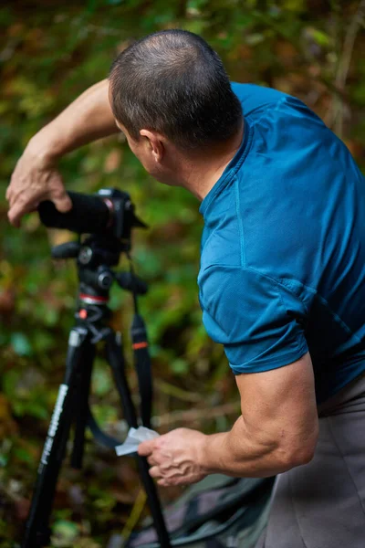 Profesyonel Doğa Fotoğrafı Büyük Sırt Çantası Kamera Tripodlu — Stok fotoğraf